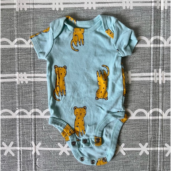 Set of seven newborn onesies - Picture 5 of 11